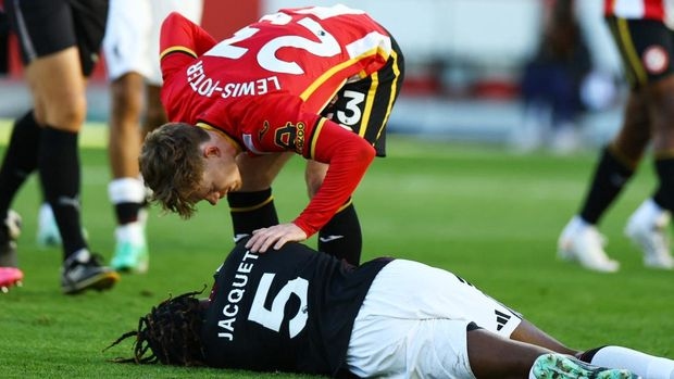 Yarmolyuk Menanduk Jacquet di Kotak Penalti, Kok Liverpool Malah Tak Dapat Penalti? Ini Aturannya!