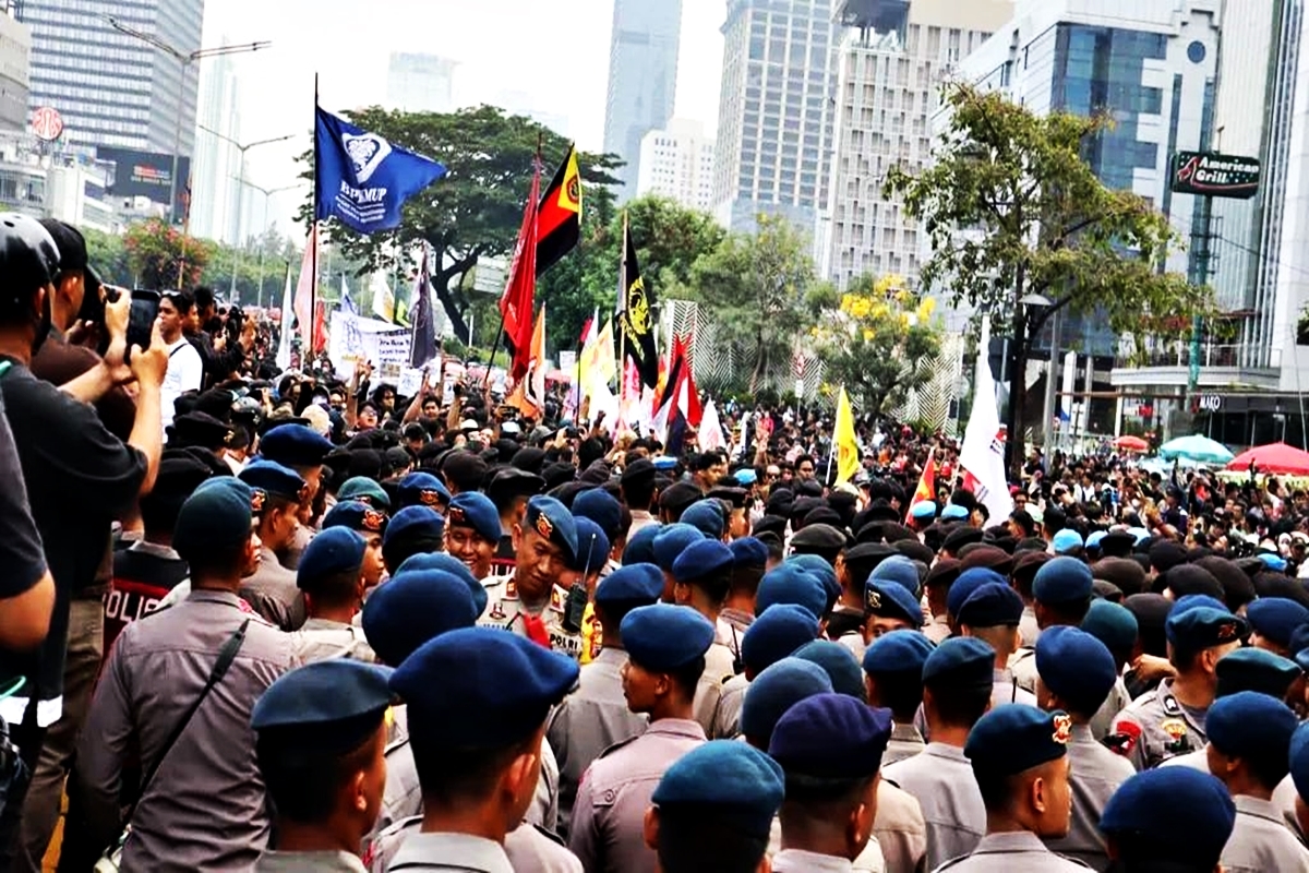 Demo Mahasiswa Nyaris Lumpuhkan Sudirman: 5 Tuntutan Menggelegar, Langkah Menuju Bundaran HI Ditahan Dua Lapis Aparat