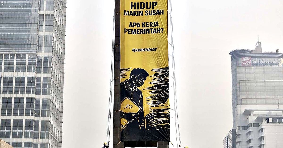Bikin Heboh! Greenpeace Bentangkan Spanduk di Patung Selamat Datang, Pesannya Menohok Prabowo-Gibran