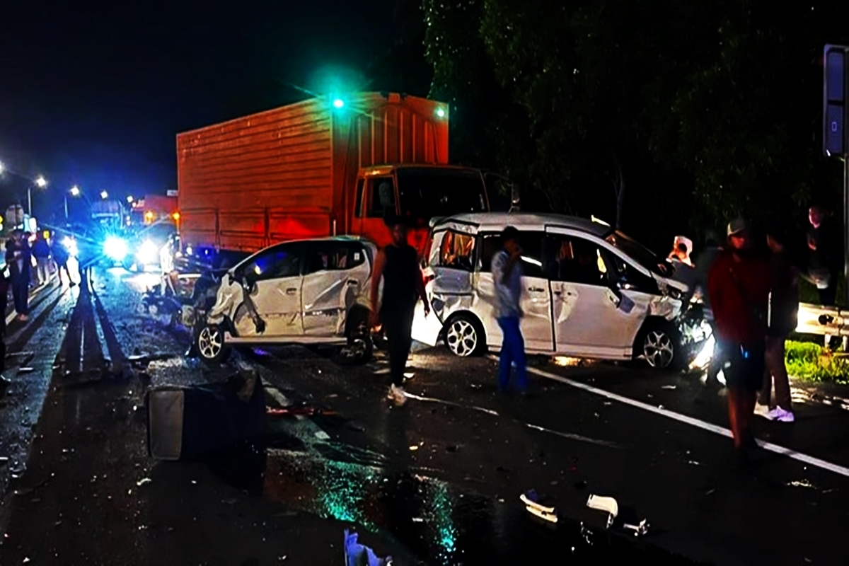 Mengerikan! Detik-Detik Kecelakaan Beruntun 10 Kendaraan di Tol Cipularang KM 93: Truk Kontainer Diduga Rem Blong, 2 Nyawa Melayang, Ini Daftarnya
