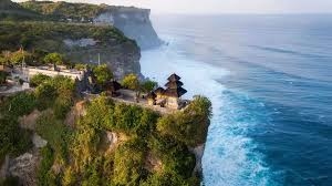 Detik-Detik Dramatis Evakuasi Dua Turis Rusia Terjebak di Tebing Uluwatu Saat Air Laut Naik
