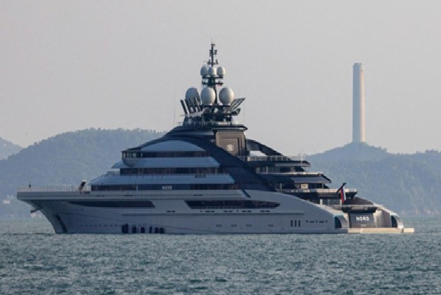 Di Tengah Ketegangan Iran vs AS, Yacht Mewah Taipan Rusia Ini Santai Tembus Selat Hormuz