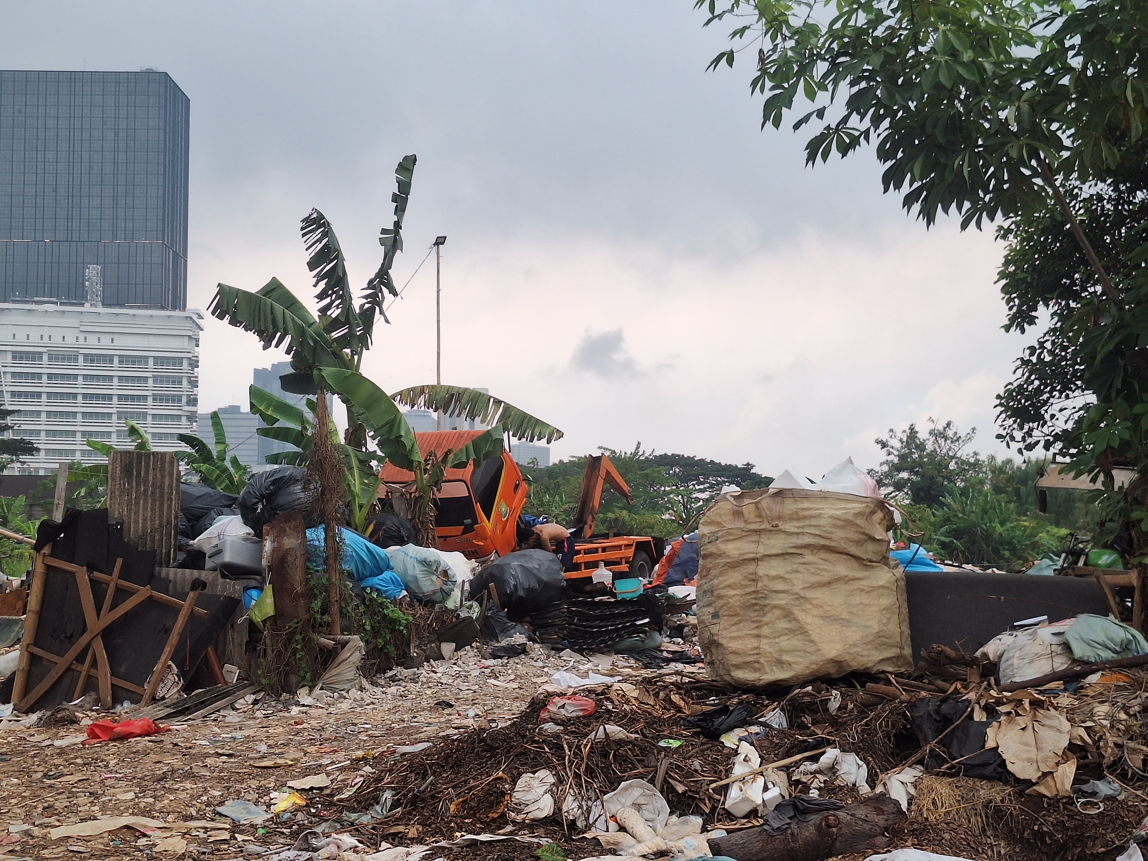 DLH Kota Tangerang Hentikan Layanan Angkut Sampah Dari TPS Ilegal di Kunciran