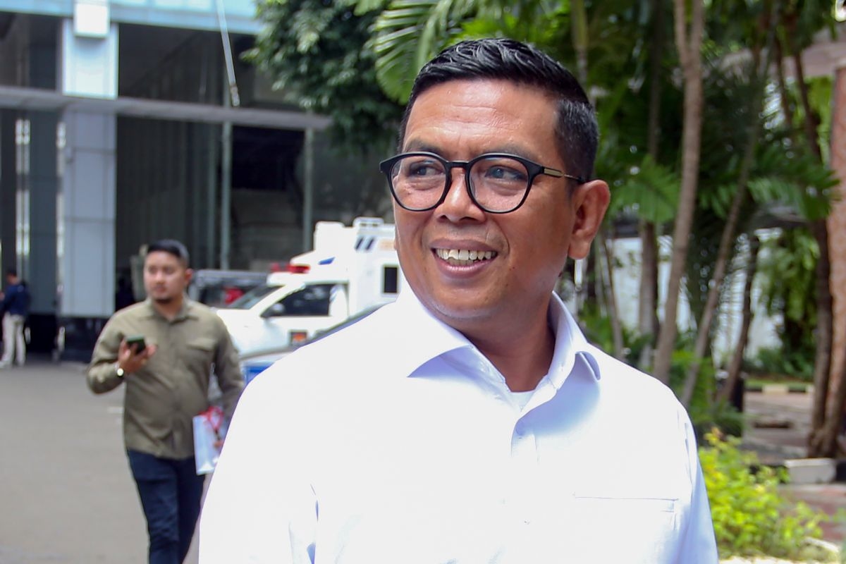 Andra Soni Bungkam Saat Ditanya Polemik Pembayaran PKB di Luar RKUD