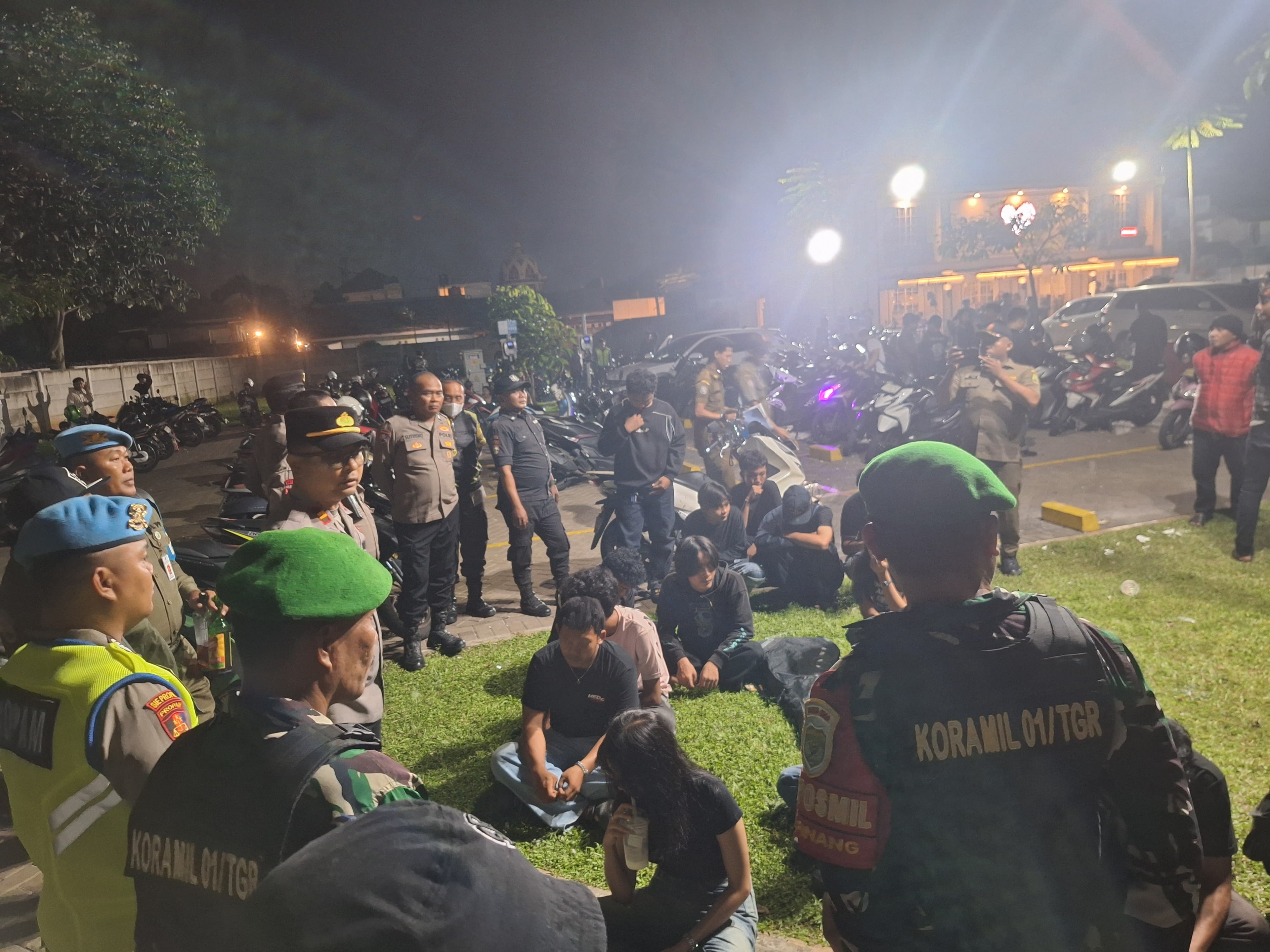 Kerap Jadi Titik Keributan, Aparat Gabungan Bubarkan Tongkrongan Bermuatan Miras di Graha Raya