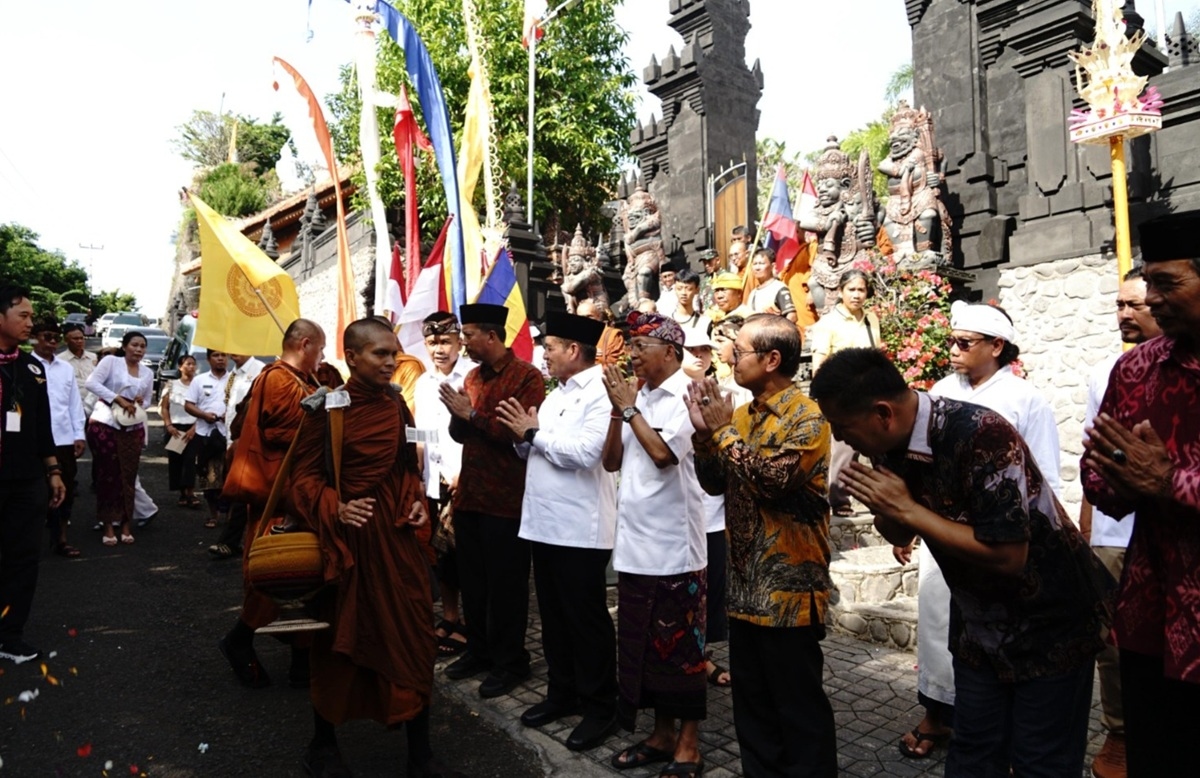 Viral Aksi 56 Bhikkhu 4 Negara Tempuh Perjalanan Damai Bali-Borobudur Selama 20 Hari