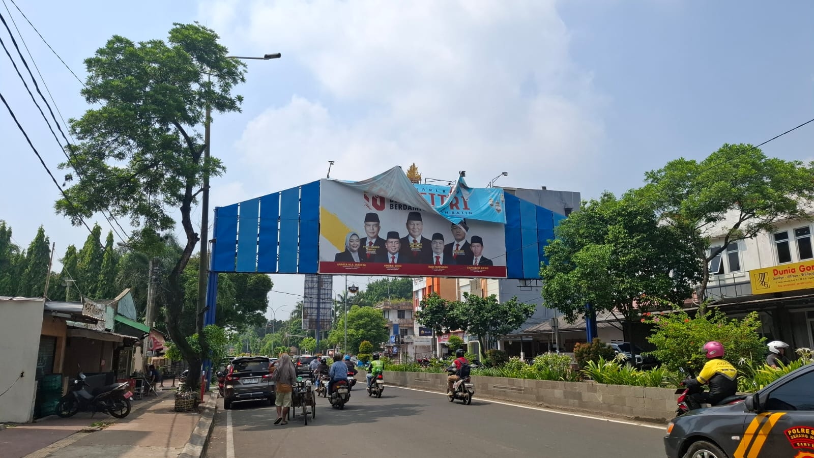 Bertentangan dengan Aturan, Reklame Bando di Kota Serang Tetap Membentang