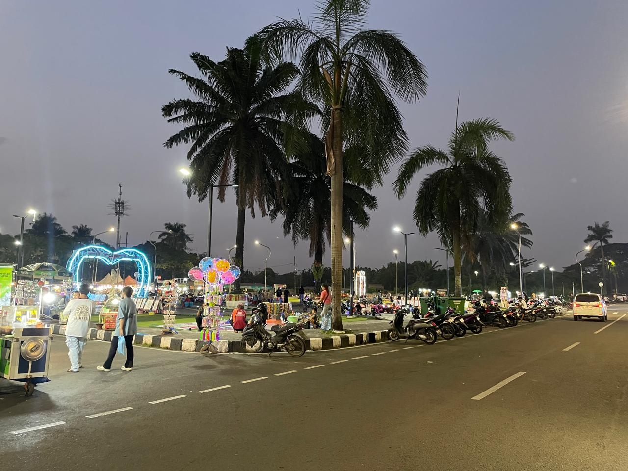 Meski Kantong Parkir Disiapkan, Parkir Liar di Al-Azhom Tetap Menjamur