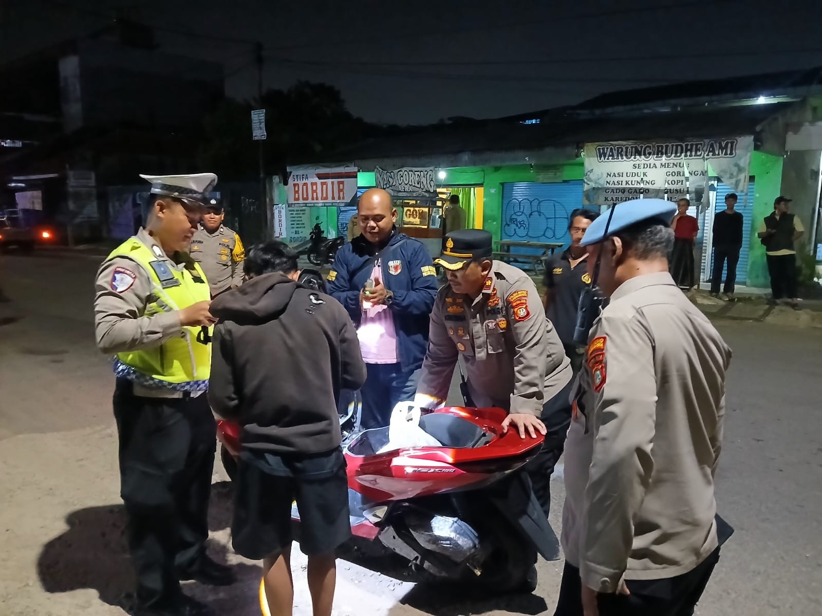 Polsek Karawaci Perketat Razia Malam, Pemuda Nongkrong dan Kendaraan Mencurigakan Jadi Sasaran