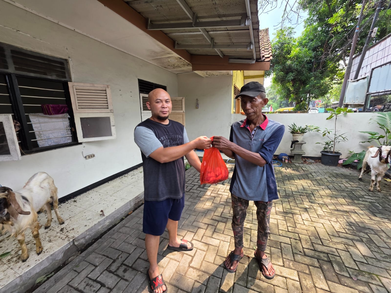 Jurnalis BMC Tangerang Bagikan Daging Kurban: Sopir Angkot, Ojol dan Pedagang Kecil Tersenyum