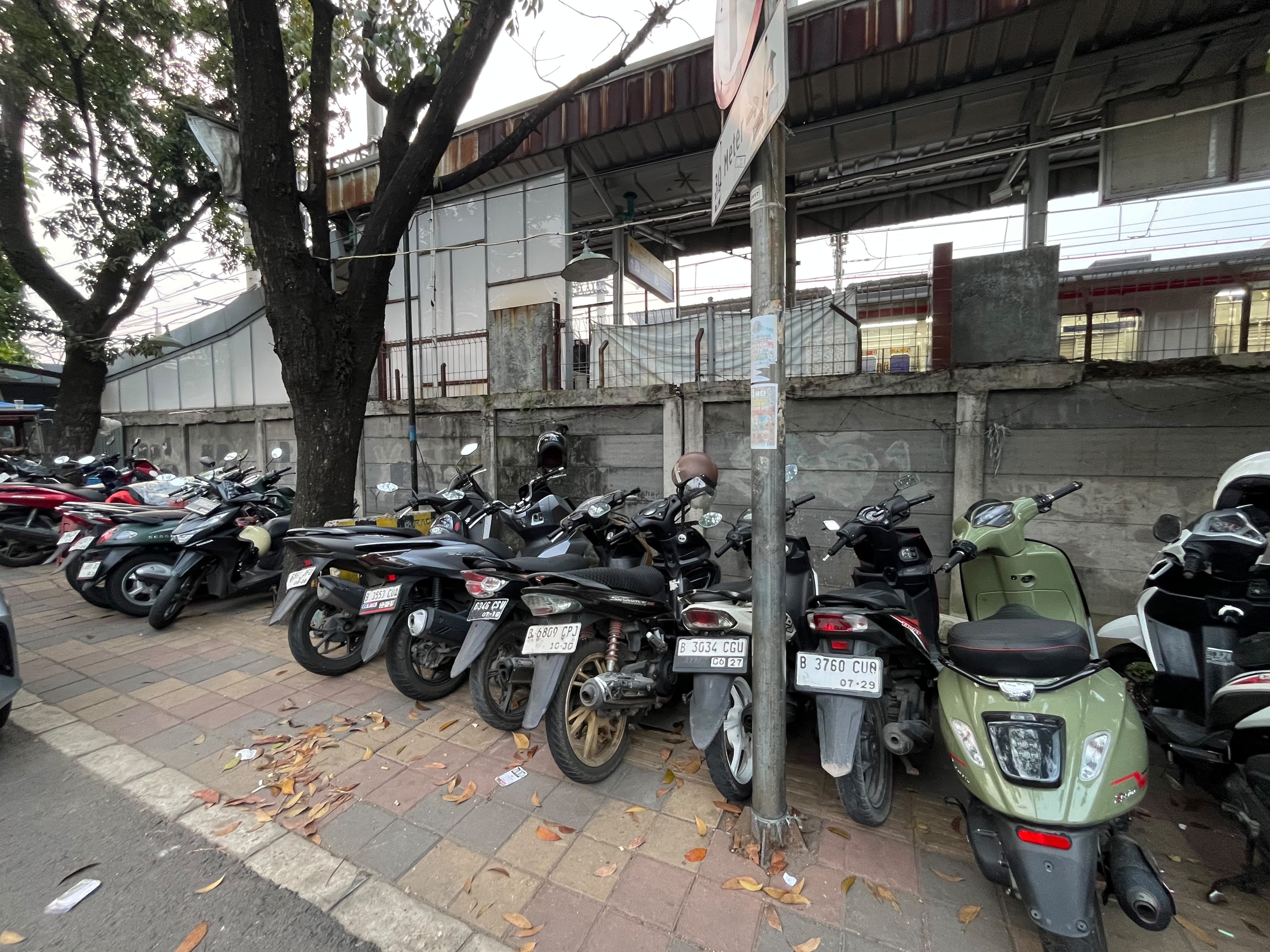 Trotoar Stasiun Batuceper Beralih Fungsi Jadi Area Parkir Liar