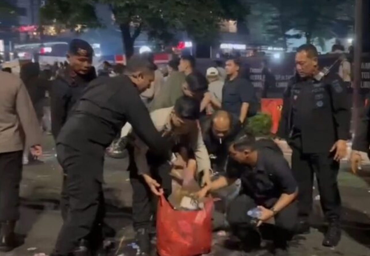 Seskab Teddy Unggah Momen TNI-Polri Bersihkan Bekas Demo, Publik Soroti Sikap Aparat