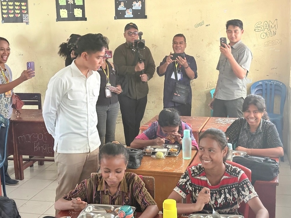 Gibran Ditantang Hentikan MBG Usai Kasus Keracunan, Langkah Pemerintah Jadi Sorotan