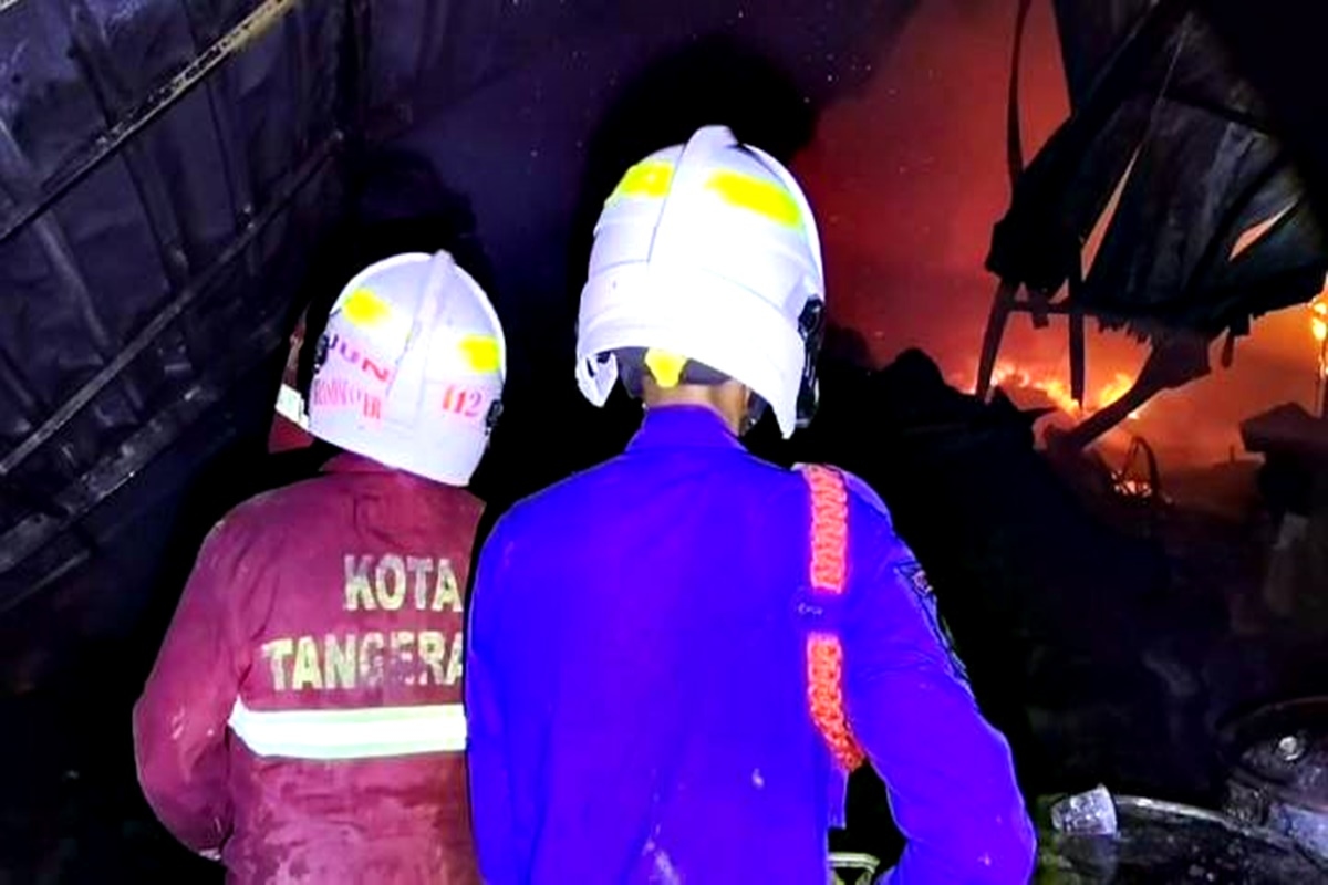 Kengerian Kebakaran Pabrik Kemenyan di Bayur Tangerang: 3 Pegawai Tumbang Sesak Napas, 4 Kendaraan Ludes Jadi Arang!