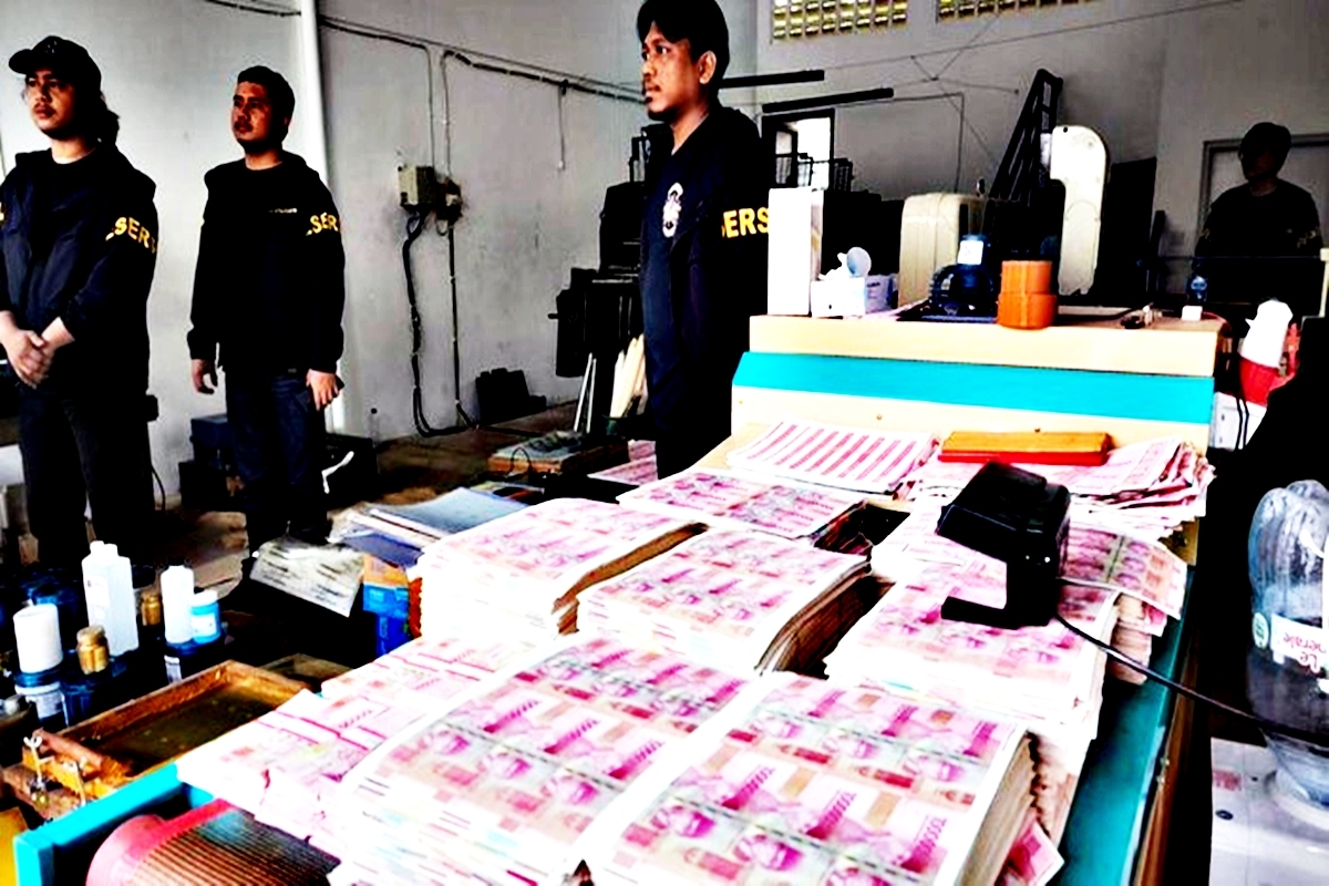 Penggerebekan Pabrik Uang Palsu di Tangsel Berujung Dramatis, Polisi Terluka dan Rp36 Miliar Uang Palsu Digagalkan