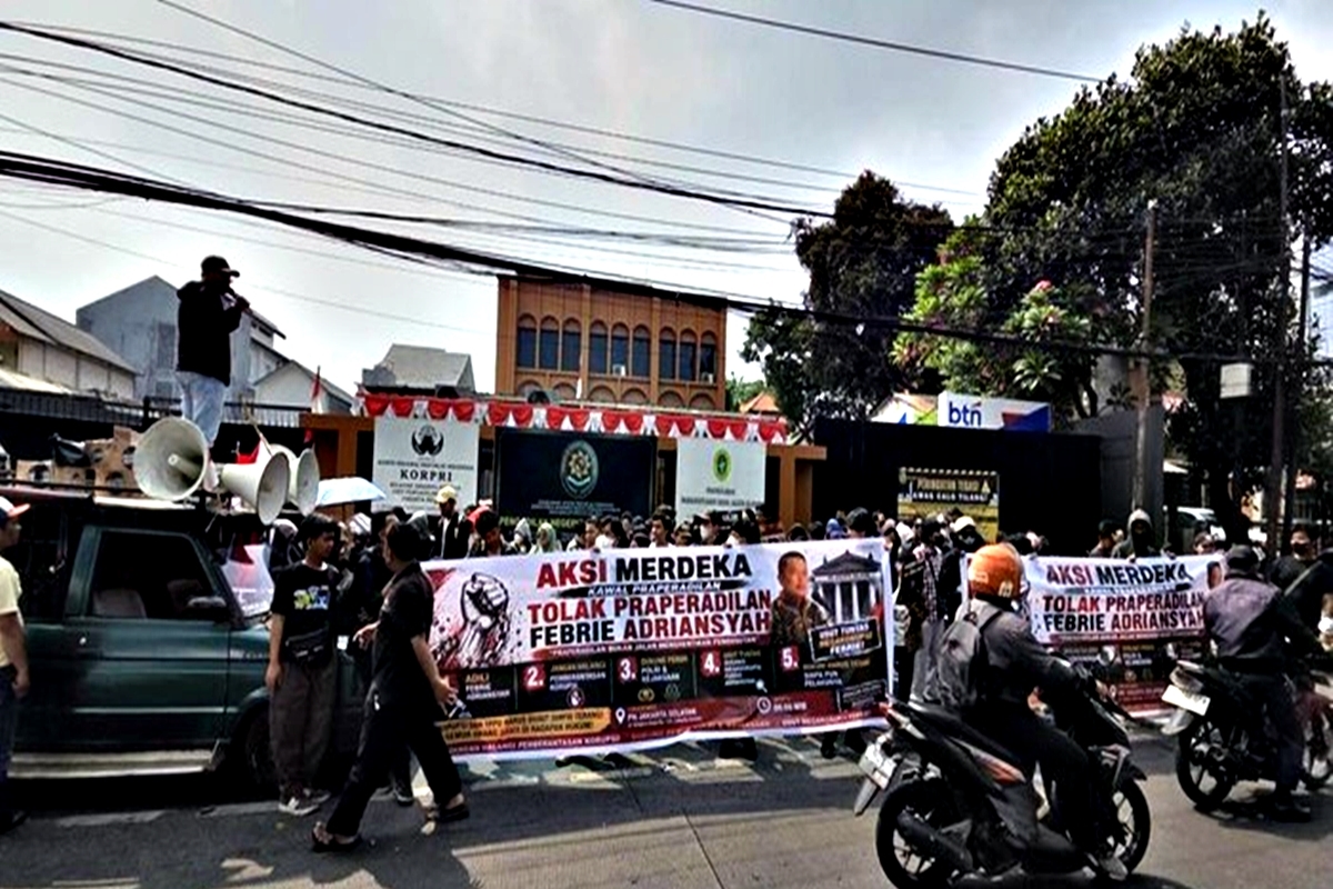 Massa Desak Hakim Tolak Praperadilan Febrie, Ini 5 Tuntutan yang Dibawa ke PN Jaksel