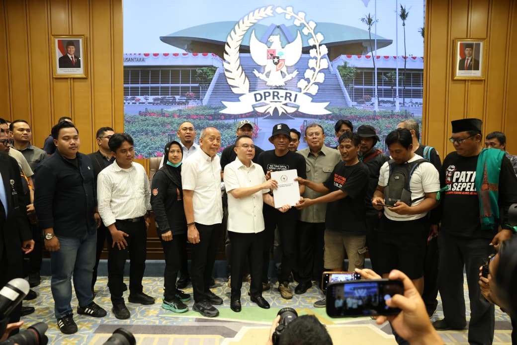 Feri Amsari Bongkar Kejanggalan Aksi Warga Pati, Kenapa RUU Perampasan Aset Ikut Disorot?