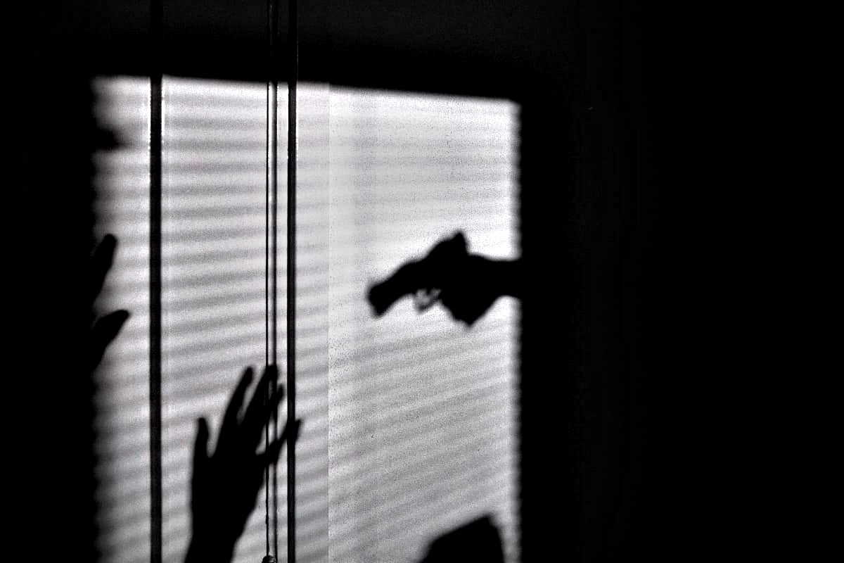Miris! Ukar Cuma Mau Menolong Perempuan Jatuh, Malah Dipukul Pria hingga Diancam Mirip Pistol