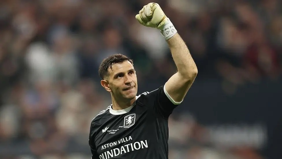 Chelsea Bikin Kejutan! Dibu Martinez Diboyong dari Aston Villa Cuma Rp180 Miliar