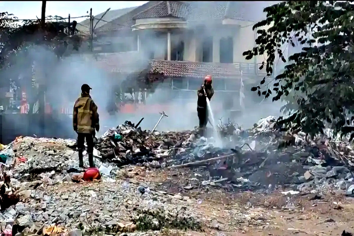 Sudah 24 Jam Lebih! Kebakaran Sampah di Pisangan Tangsel Tak Kunjung Padam, Bara Tersembunyi di Kedalaman 3 Meter