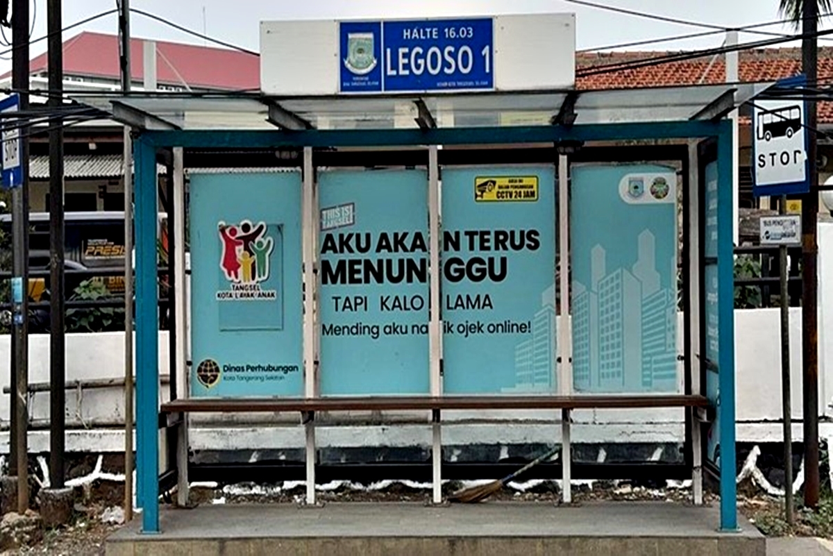 Viral! Stiker 'Mending Aku Naik Ojek Online' di Halte Tangsel Bikin Warga Protes