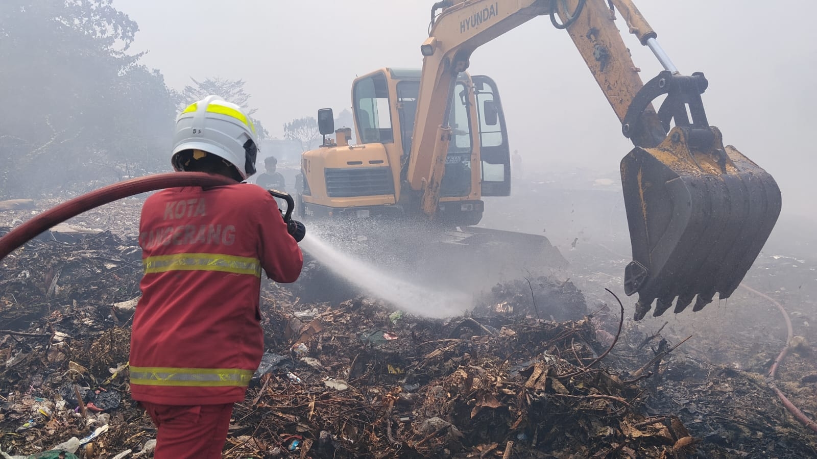 BPBD Kota Tangerang Kerahkan Ekskavator Gempur Kebakaran TPS Liar di Pinang