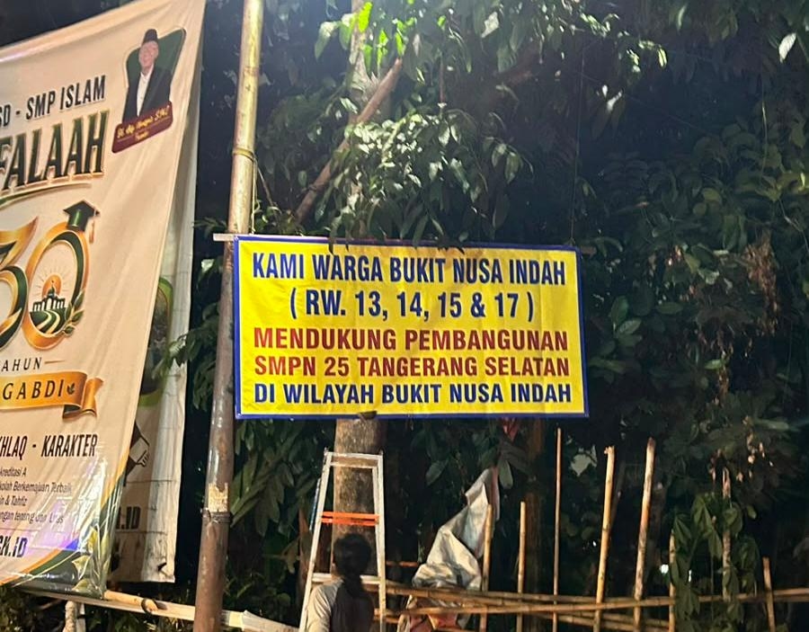 Gerakan Massa Warga Bukit Nusa Indah: Banjiri Jalan dengan Spanduk Dukungan SMPN 25 Tangsel