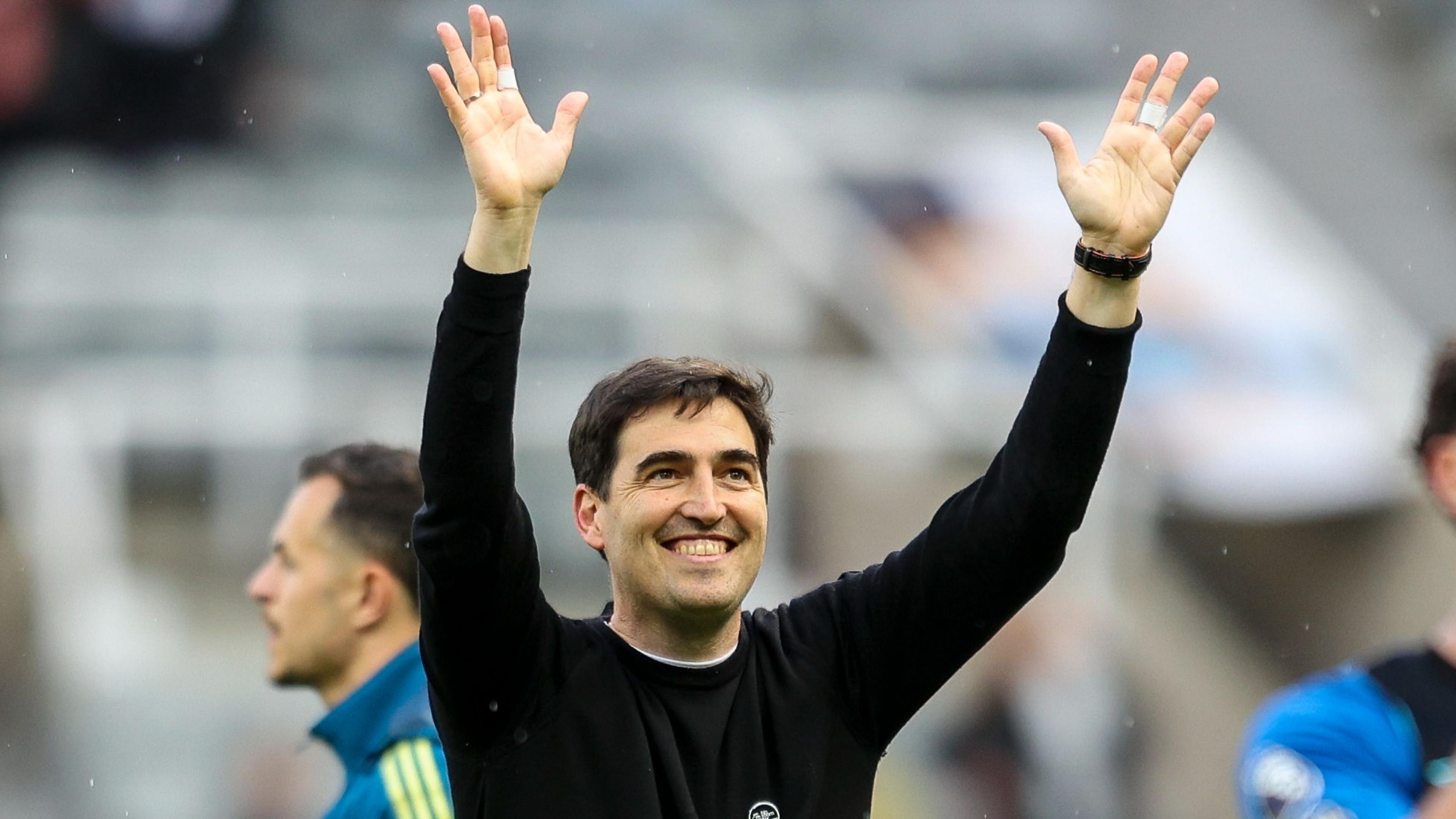 Bukan Cedera, Ini Alasan Andoni Iraola Selalu Membalut Dua Jarinnya Sebelum Liverpool Bertanding