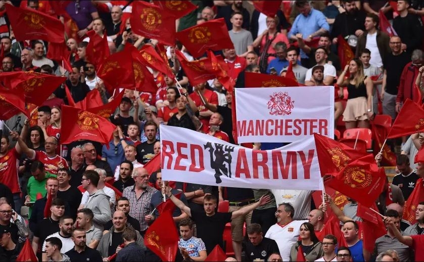 Old Trafford Memanas! Suporter MU Kompak Serang Ratcliffe Gara-Gara Sanksi Ratusan Akun Tiket