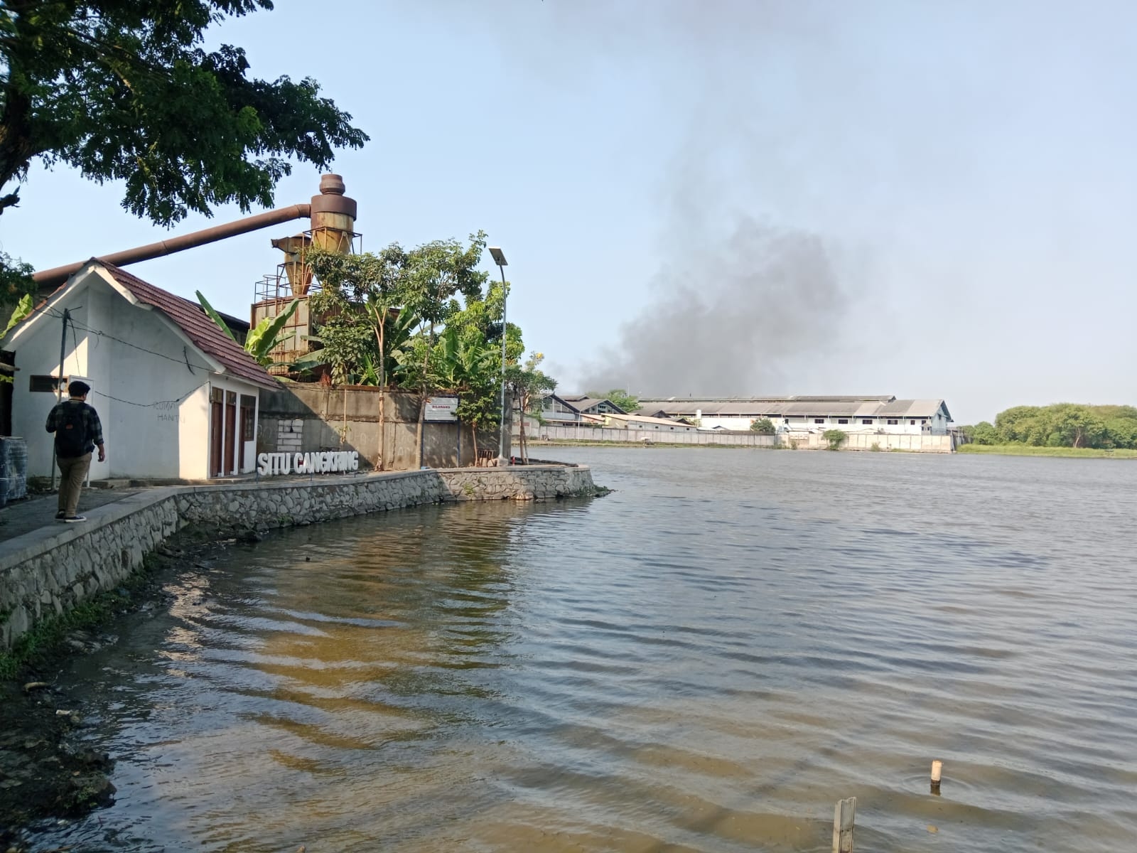 Setelah Ribuan Ikan Mati Pekan Lalu, Kini Air di Situ Cangkring Mengeluarkan Bau Menyengat dan Berminyak