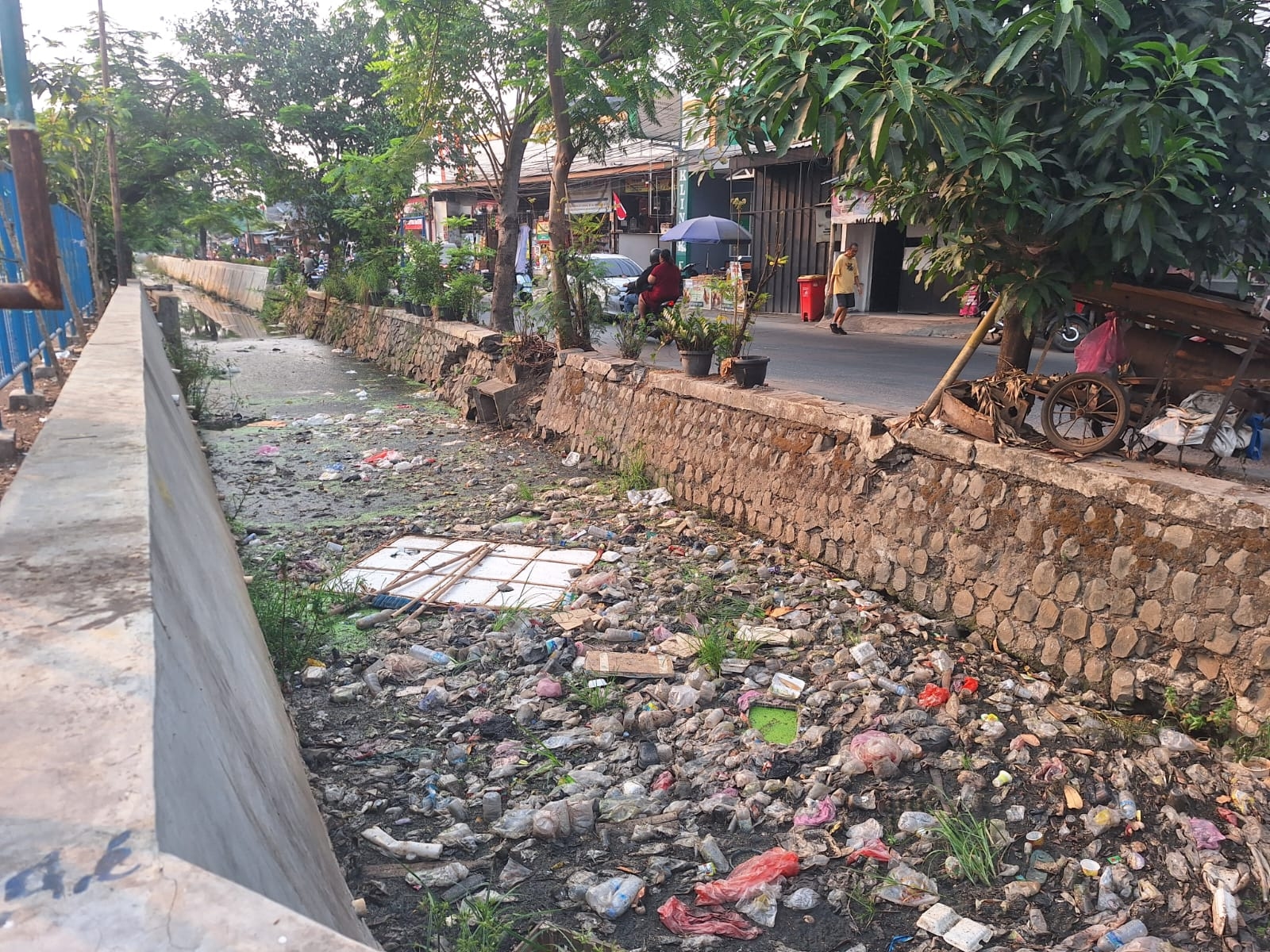 Air Menghitam serta Bau Busuk, Pendangkalan Parah Kali Sipon Resahkan Pedagang dan Warga