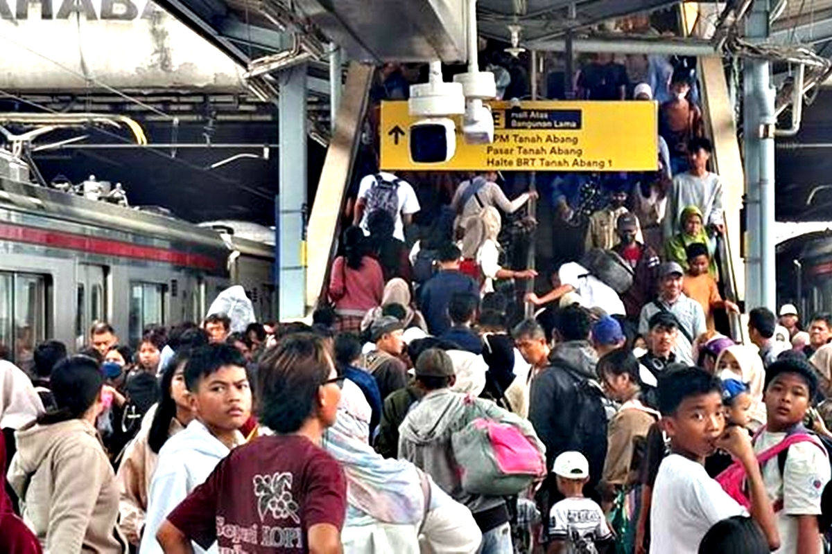 Bukan Main Padat! Cerita Mengerikan, Satu Gerbong KRL JABOTABEK Bisa Diisi 480 Orang, Rela Berdesakan Demi Hemat