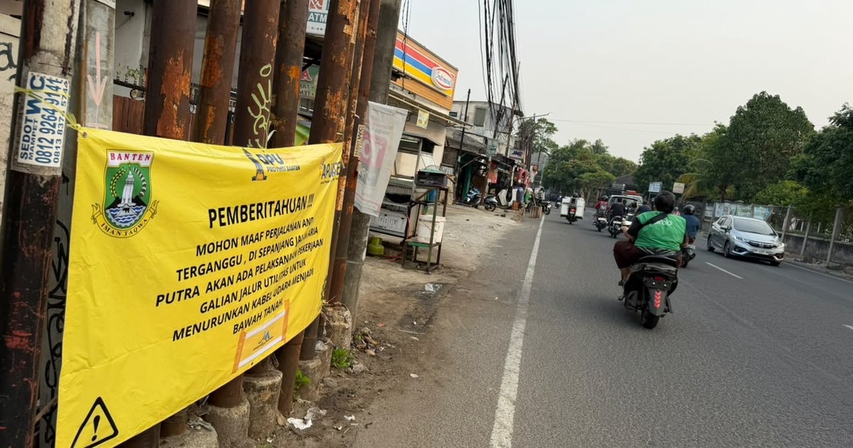 Tangsel Rapi, DPUPR Banten Mulai Bersihkan Kabel Internet Semrawut di Jalan Aria Putra