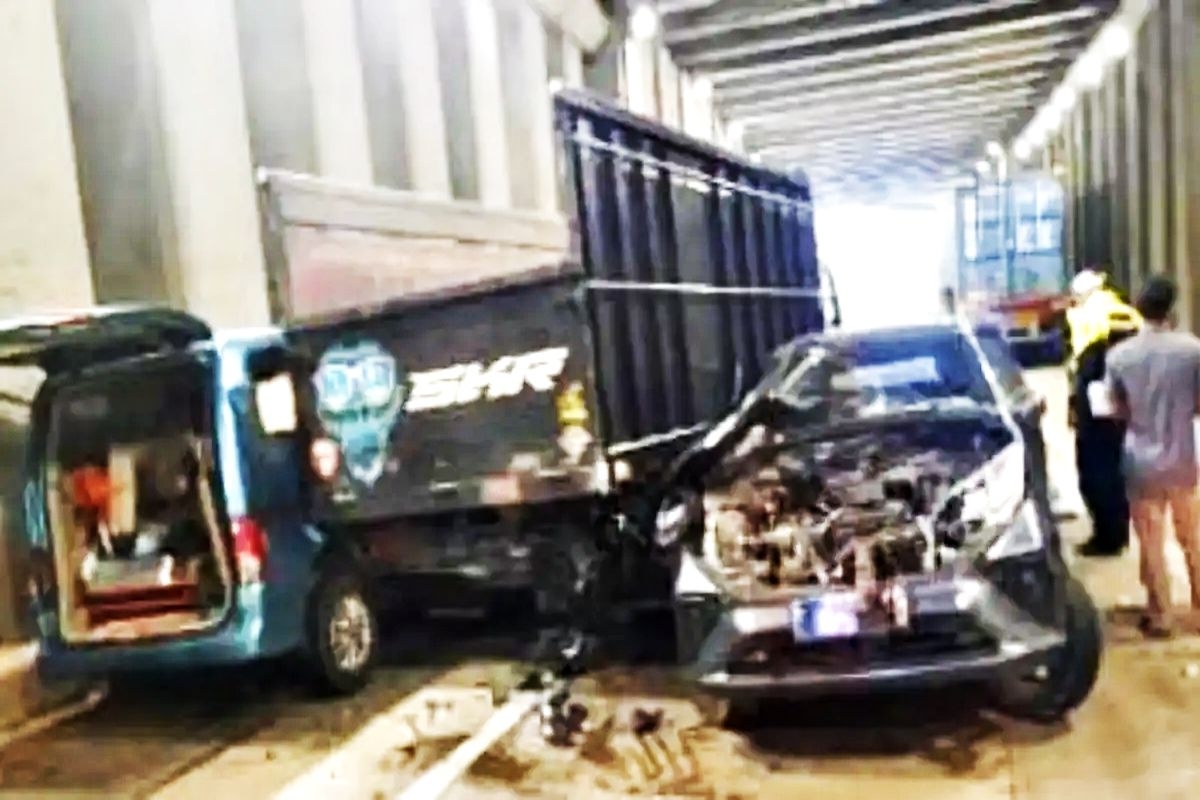 Mencekam! Detik-Detik Truk 'Tractor Head' Hantam Beruntun 6 Mobil di Underpass Ciawi Jagorawi