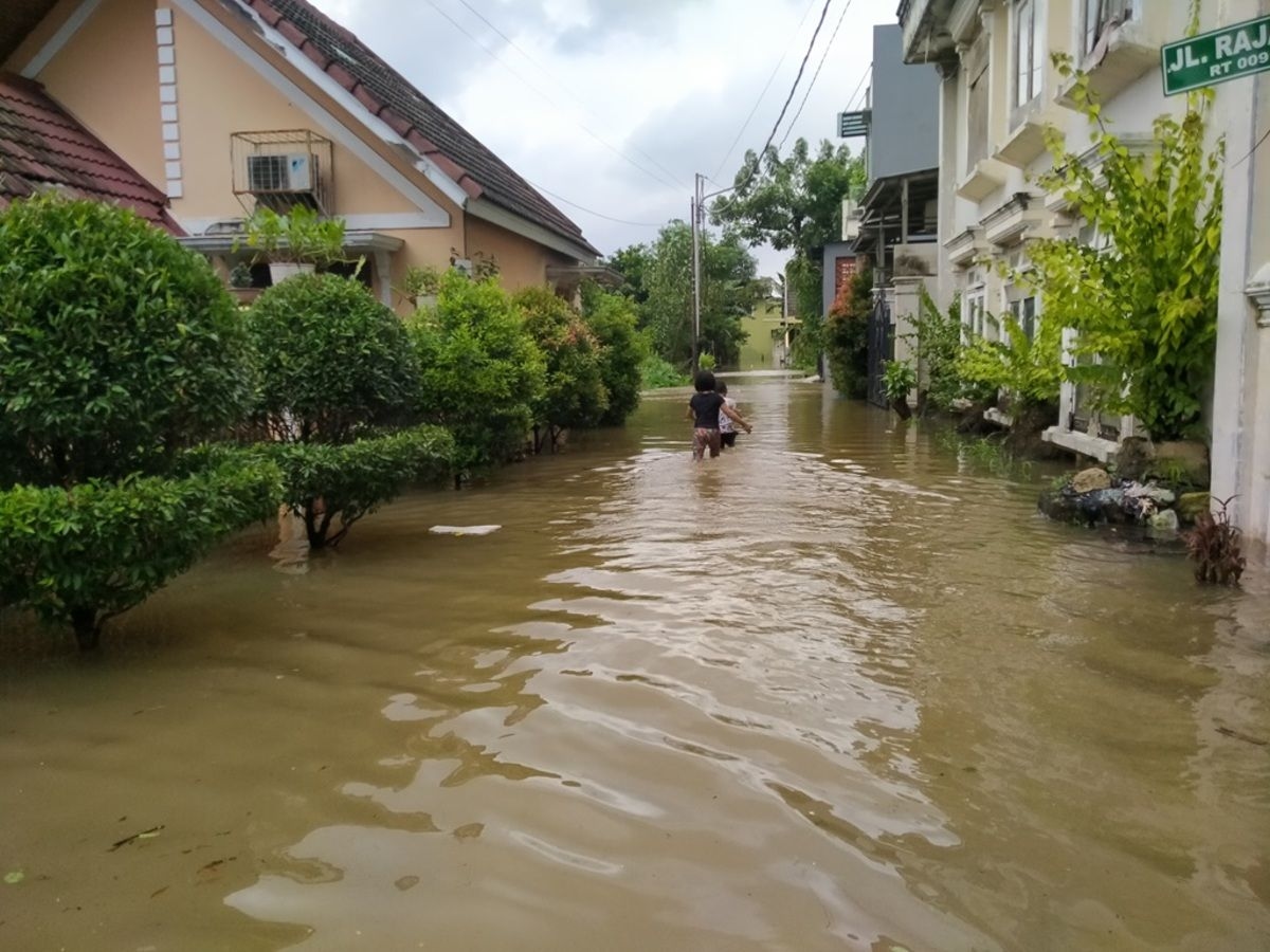Air Sungai Meluap dan Tanggul Jebol, Ratusan Rumah di Pinang Griya Tangerang Kebanjiran