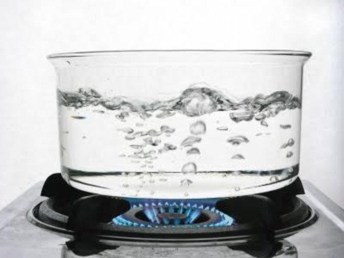 Minum AIR MINERAL atau AIR REBUSAN, Pilih yang Mana? Berikut penjelasannya!