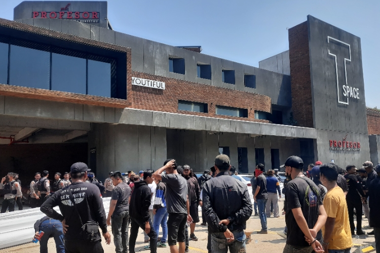 Klinik Kecantikan Milik Penyanyi Tompi di Pondok Aren Digeruduk Warga, Ini Sebabnya