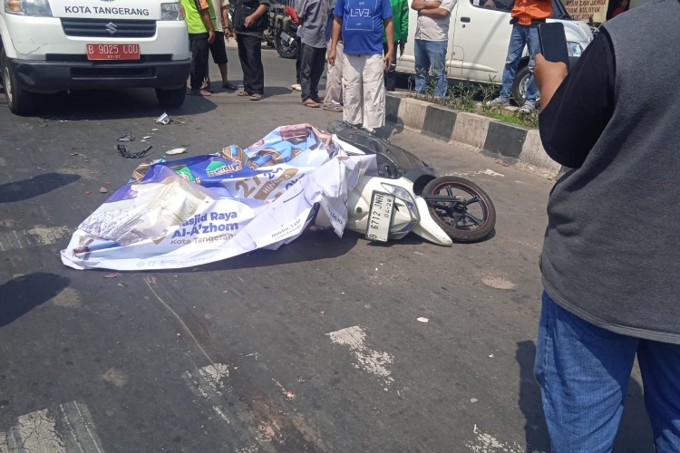 Kecelakaan Maut, Pemotor Wanita Meninggal Dunia Tertabrak Truk Trailer di  Karawaci Tangerang