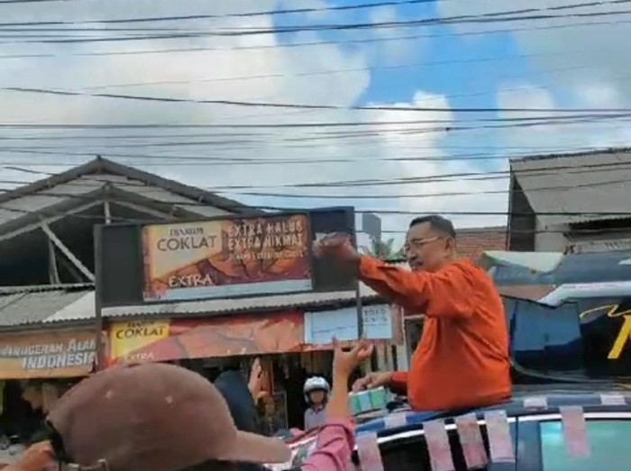 Ini Sosok Juragan Yang Kerap Sebar Uang Dijalan