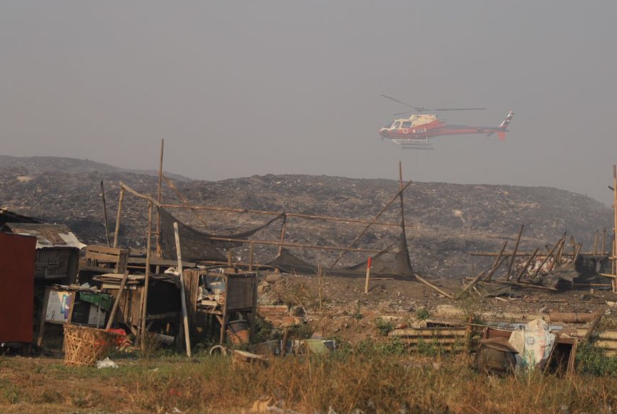 Hari ke-4 Kebakaran TPA Rawa Kucing Tangerang, Helikopter Diterjunkan Water Booming