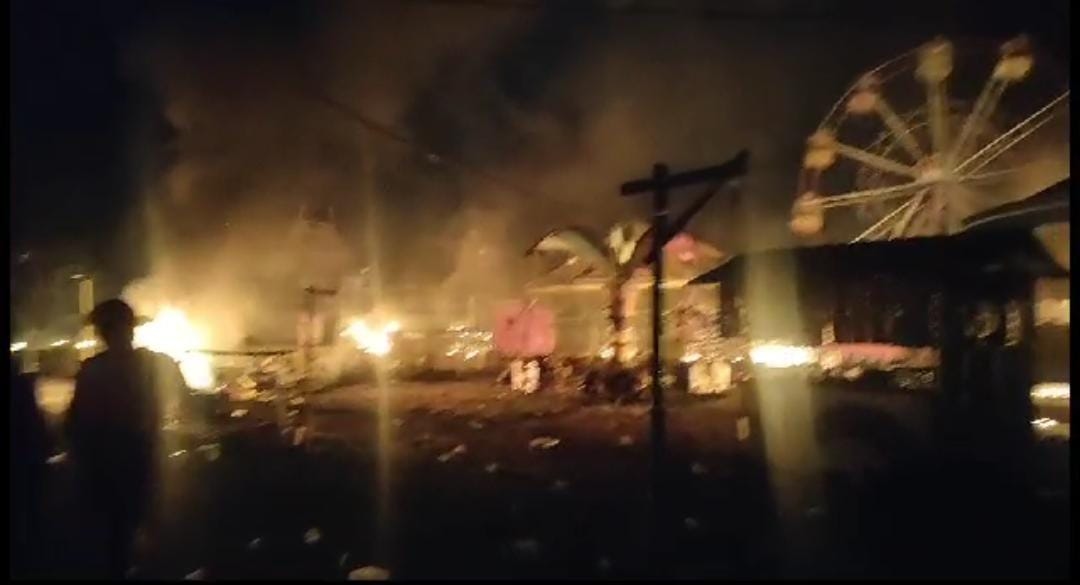 Usai Ada Anak 11 Tahun Tewas di Pasar Malam. Warga Bakar Wahana Permainan Anak