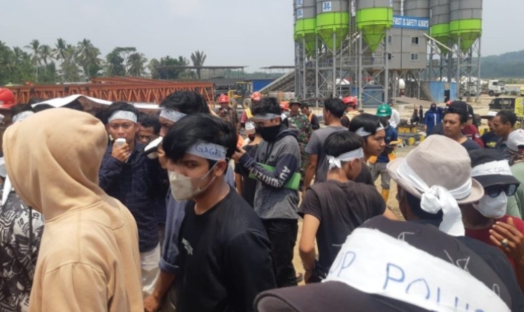 Warga Tuntut PT Sino Angkut Tanah Melalui Akses Jalan Tol Serpan