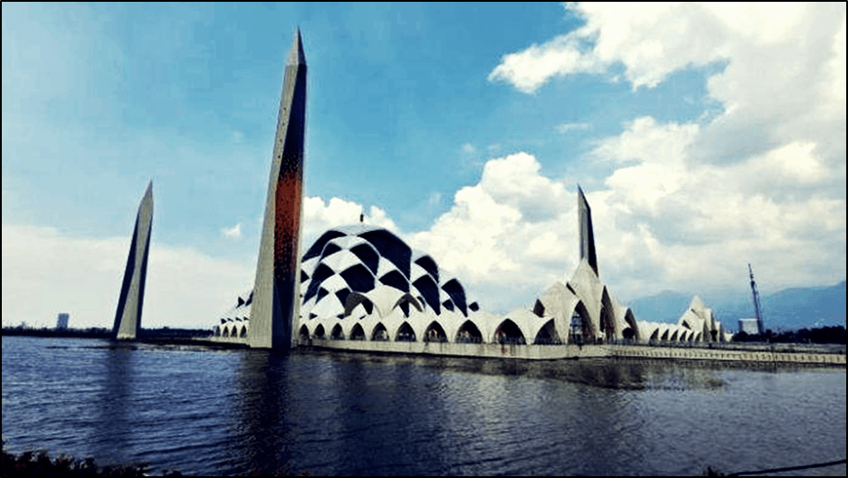 Destinasi Wisata Religi paling berkesan di Masjid Terapung Al-Jabbar Bandung, sesaat bisa lupa kehidupan dunia