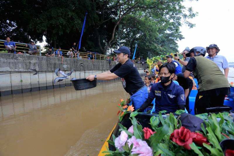 Wali Kota Tangerang H. Arief R. Wismansyah Menebar 2 Ton Ikan Lele di Bantaran Sungai Cisadane