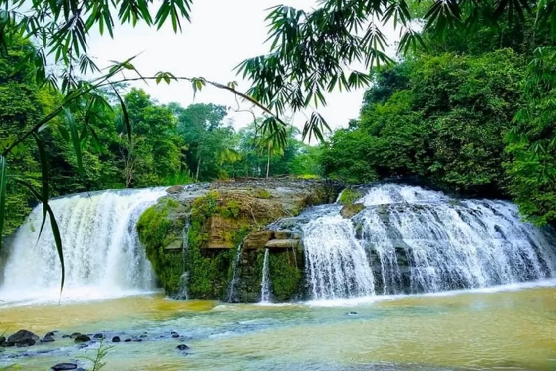 Destinasi Wisata Curug Kebo Memiliki Tiga Air Terjun,Cantiknya Bak Perawan Yang Belum Pernah di Sentuh