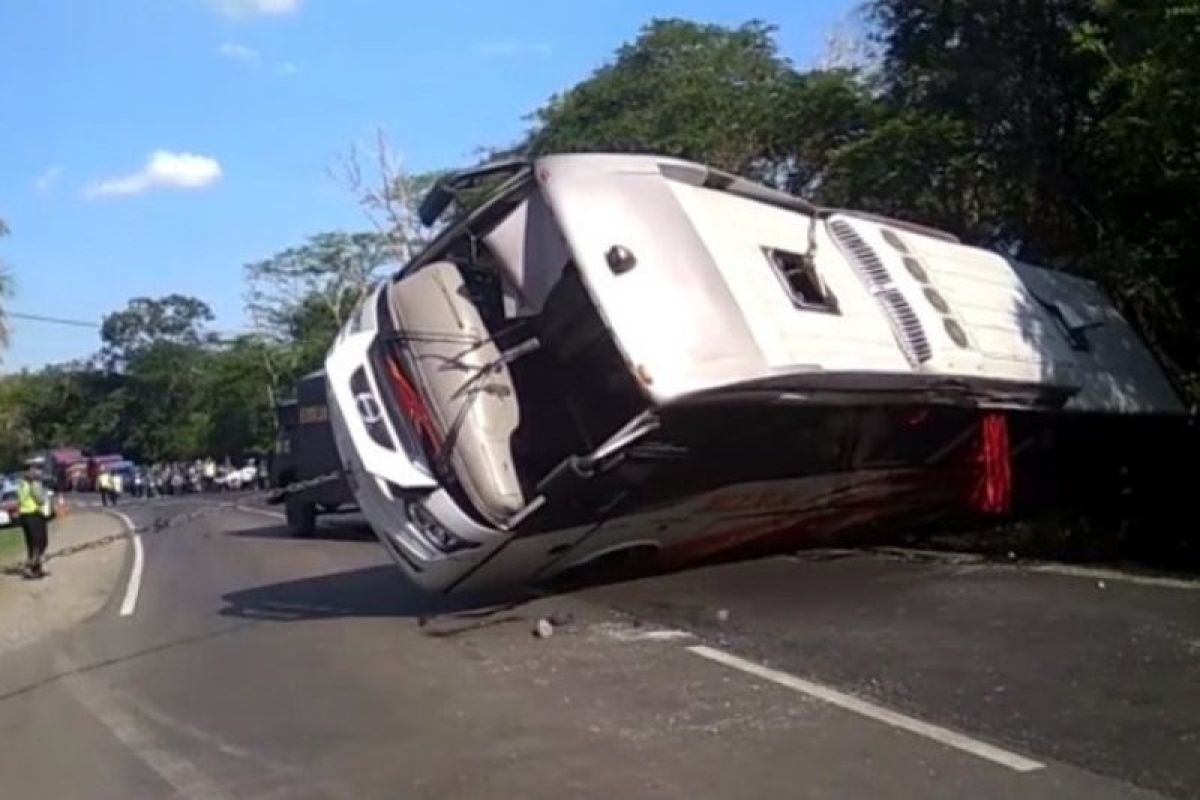 Bus Ugal-ugalan 6 orang Meninggal Dunia Akibat Kecelakaan di Tol Jakarta-Cikampek