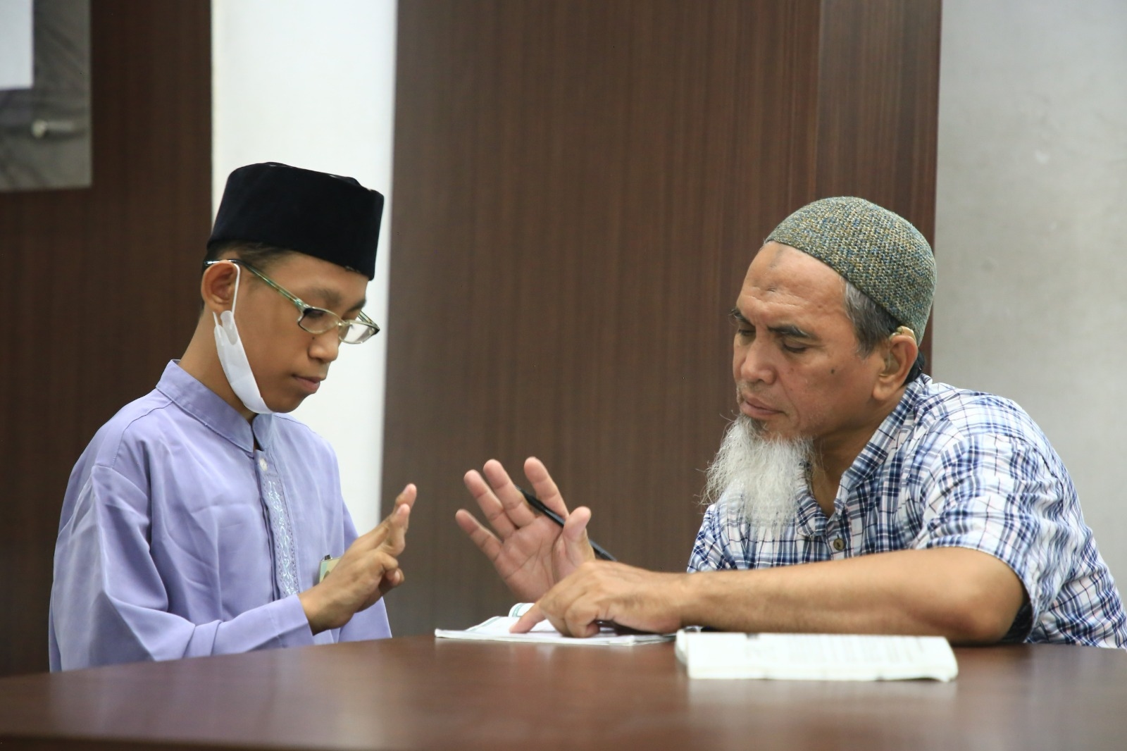 Siswa Tunarungu Belajar Membaca Quran Isyarat di Masjid Raya Al Azhom Tangerang
