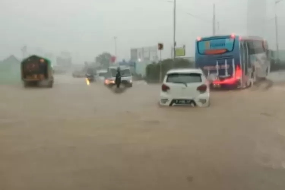 Banjir di Kota Cilegon Menggenangi Sejumlah Akses Jalan Beberapa Kendaraan mogok
