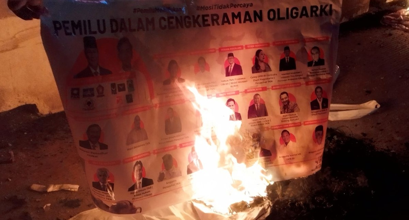 Aksi Demo Bakar Banner Caleg Oleh Sejumlah Mahasiswa, Terjadi di Sepanjang Jalan Harmoni Jakarta Pusat