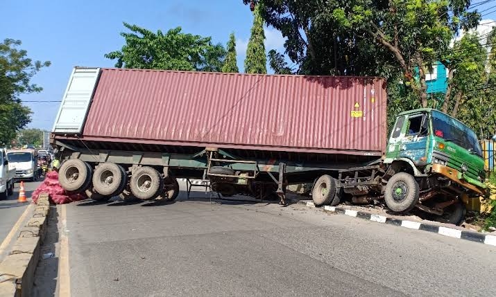 Truk Tronton Tergelincir, Jalan Raya Malingping-Bayah Lumpuh